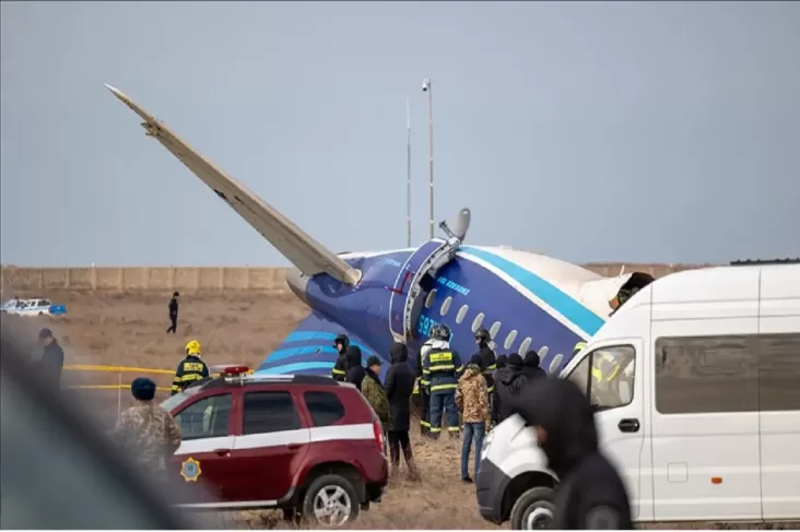 Sebuah video yang direkam oleh salah seorang penumpang pesawat J2-8243 milik Azerbaijan Airlines mengabadikan detik-detik kecelakaan yang menewaskan 38 orang di Kazakhstan pada Hari Natal (25/12/2024).