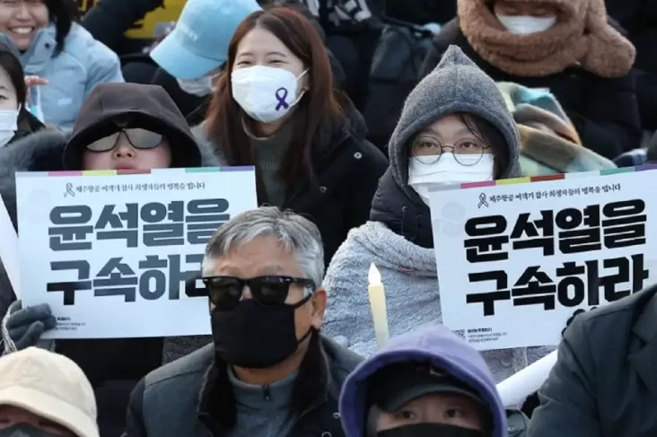 Tim penyidik Korea Selatan menghadapi batas waktu yang sangat singkat untuk menangkap Presiden Yoon Suk-yeol yang telah diskors, karena masa berlaku surat perintah mereka akan berakhir hari ini, 6 Januari 2025.