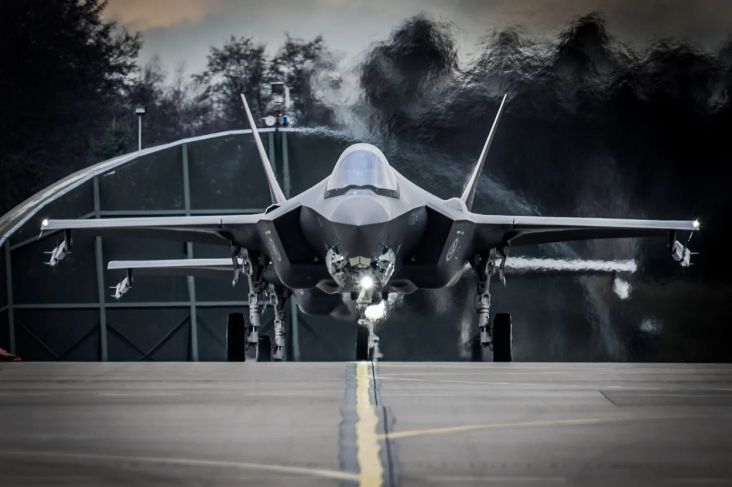 Norwegia, anggota NATO, telah mengerahkan dua jet tempur siluman F-35A yang ditempatkan di Polandia pada malam sebelumnya, setelah Rusia meluncurkan serangan dengan 43 rudal dan 74 pesawat nirawak ke Ukraina.